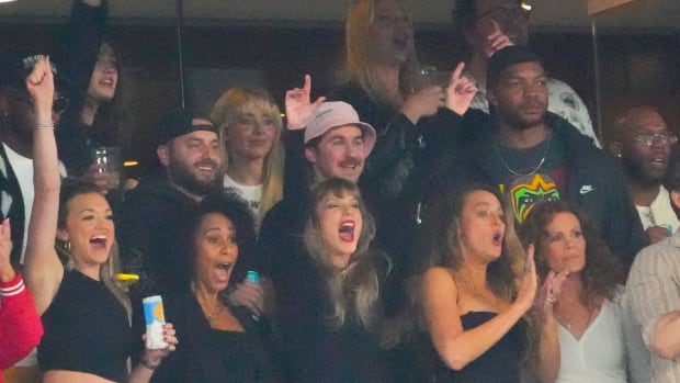 Taylor Swift cheers on Travis Kelce at MetLife Stadium